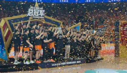 上海夺冠却留下疑问！白边未现身颁奖，已消失无影无踪了！|哈桑·怀特塞德|哈桑-怀特塞德|卢伟|比赛|总决赛_新浪体育_新浪新闻